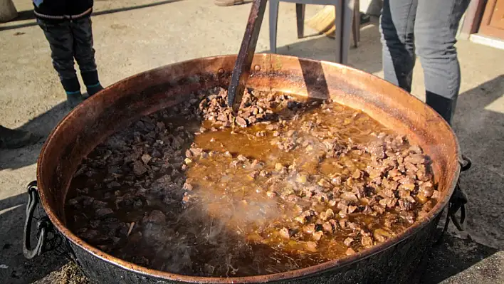 Anne tarifi ile 'Lokum gibi Kavurma' yapımı…