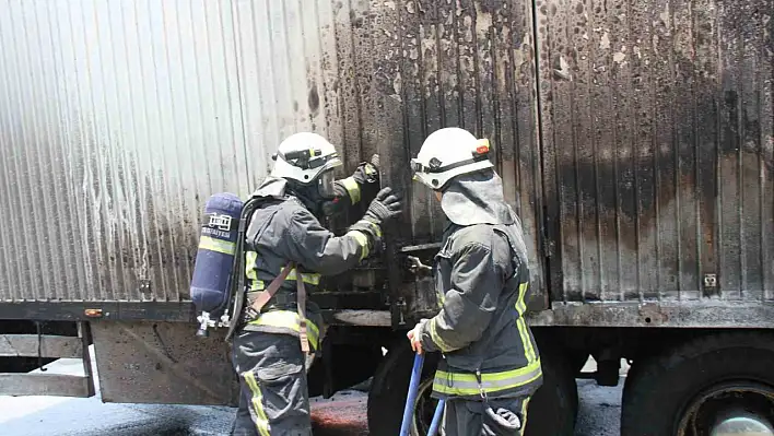 Park Halindeki Kamyon Alev Alev Yandı