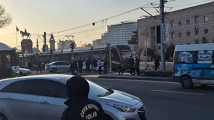 Araç tramvay yoluna girdi: Cumhuriyet Meydanı'nda trafik kilitlendi!