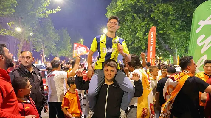 Fenerbahçe bayraklı tabut yerleştiren iki sürücüye ceza