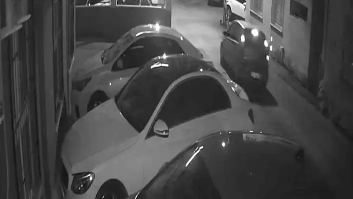 Arkadaşları eve bırakmadı: Otomobil çaldı