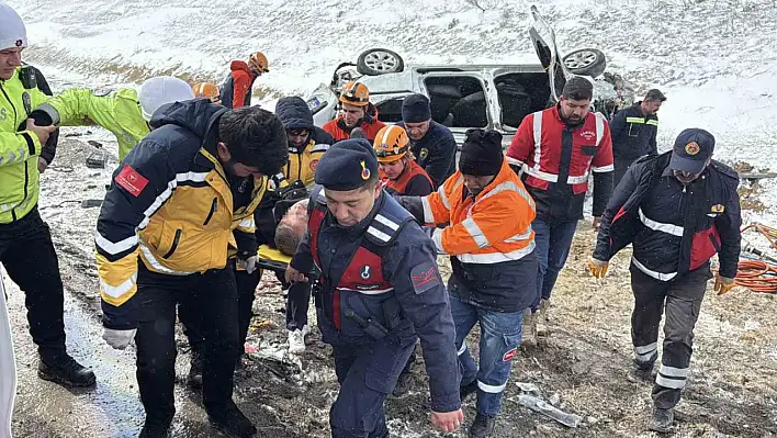 Sivas'ta takla atan araç hurdaya döndü: 3 kişi yaralandı