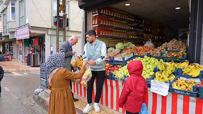 Askıda meyve, sebze uygulaması yüzleri güldürüyor!