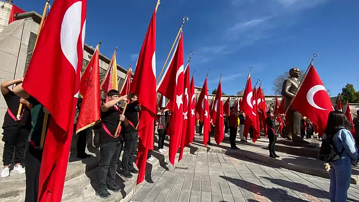 Atatürk Anıtı'na çelenk sunuldu!