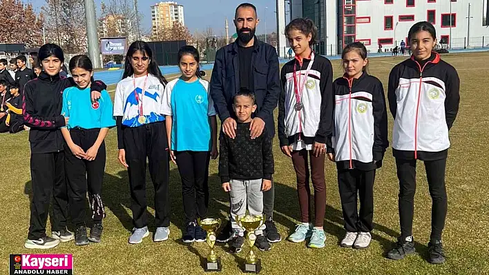 Atatürk koşusunda Talasgücü'lü atletler kürsüye çıktı