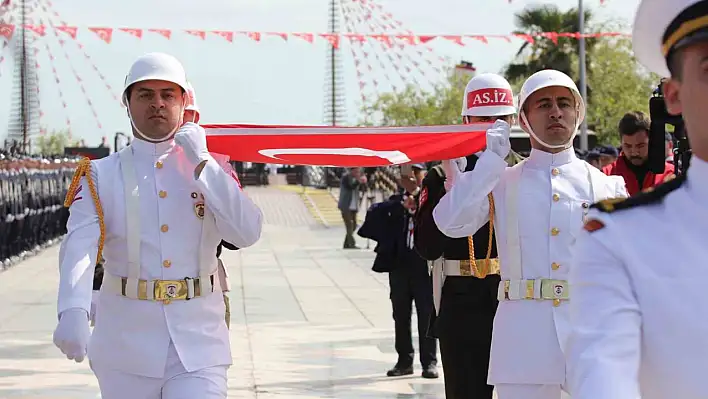 Samsun'da Atatürk'ü Temsil Eden Bayrak Karaya Çıktı!