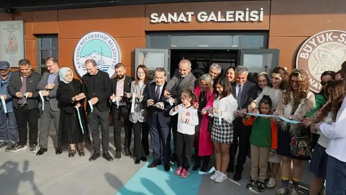 Atık ahşaplar sanata dönüştü! Kayseri'de büyüleyen sergi kapılarını açtı