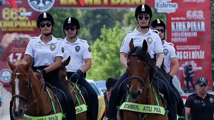 Atlı polisler devriye geziyor!