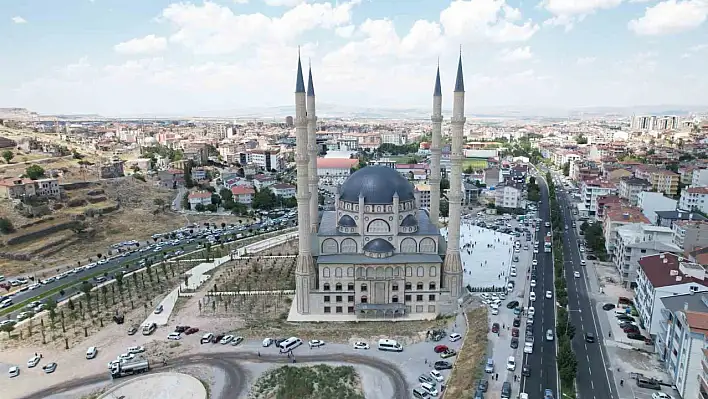 Komşuda Aynı anda 10 bin kişi namaz kılabilecek!