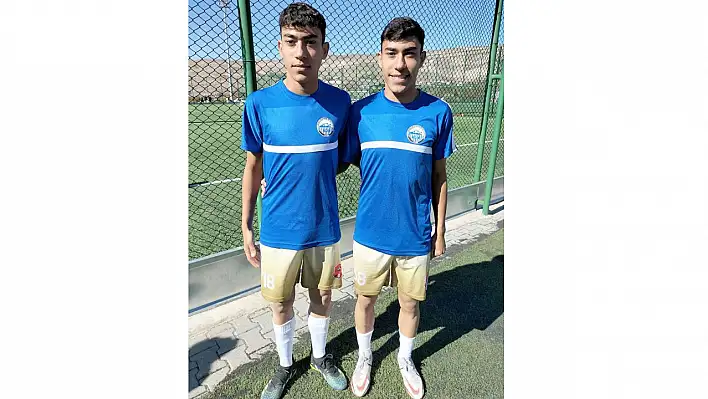 Aynı takımdaki ikiz futbolcular ilgi odağı oluyor