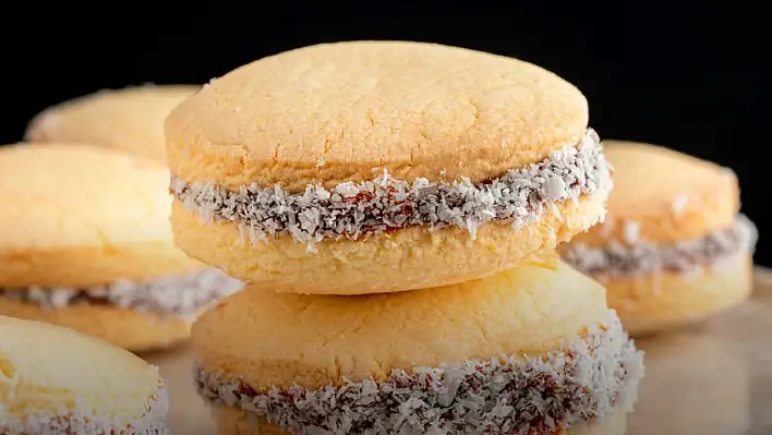 Az malzemeli kahve yanı kurabiye – Alfajor kurabiye