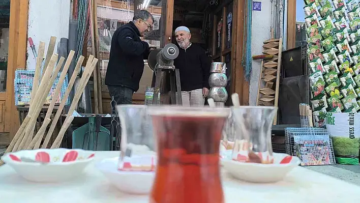 Baba - oğul bıçak bileme mesaisinde