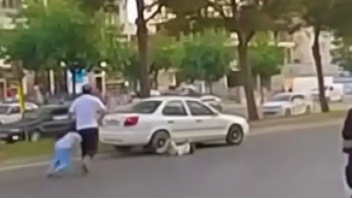 Babalarıyla karşıya geçmek isteyen kardeşlere otomobil çarptı!