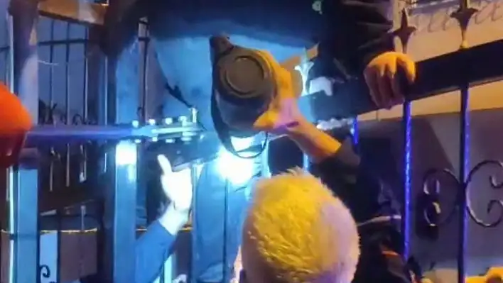 Küçük çocuğun bacağına demir korkuluk saplandı