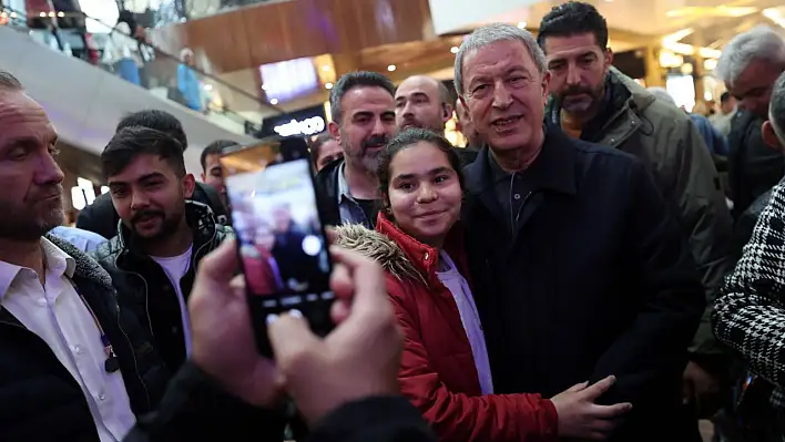 Bakan Akar, Kayseri'de alışveriş merkezinde vatandaşlarla bir araya geldi