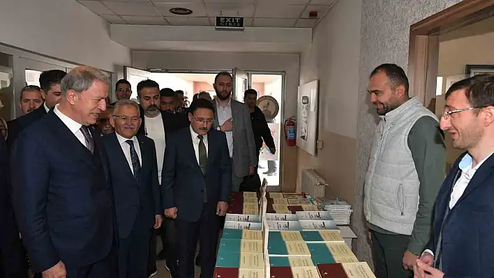 Bakan Akar, Kayseri Lisesi öğrencileriyle bir arada