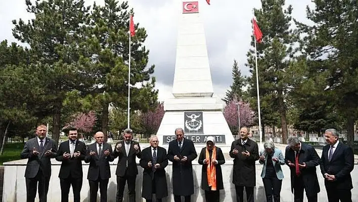 Bakan Akar, Kartal Şehitliğini ziyaret etti