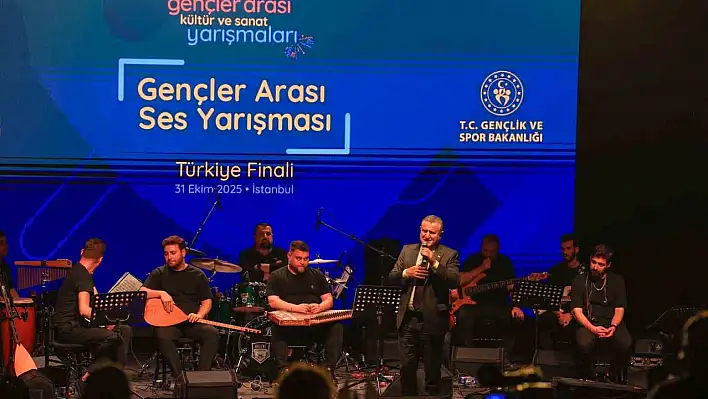 Bakan Bak, gençlerle sahnede şarkı söyledi!