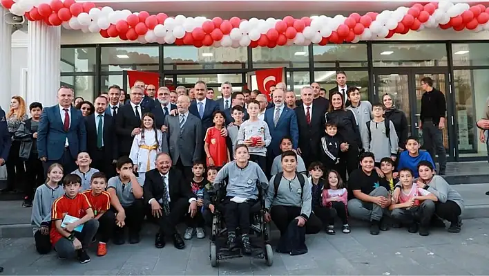 Bakan Özer, öğrencilerle bir araya geldi