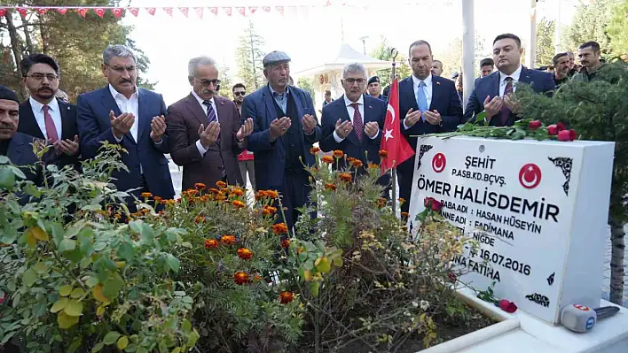 Bakan Uraloğlu, şehit Ömer Halisdemir'in kabrini ziyaret etti