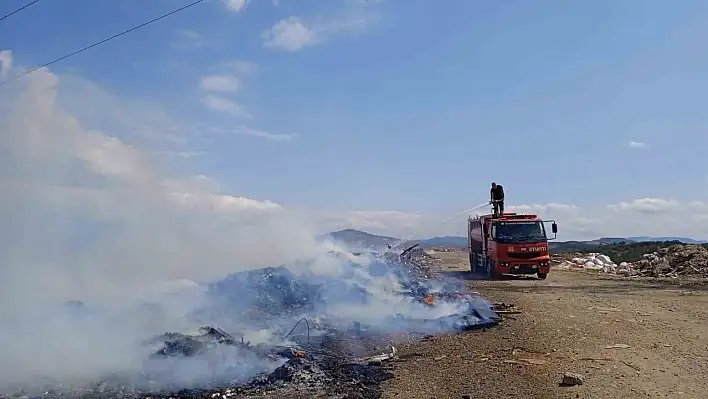 Balıkesir'de çöplük alanda yangın çıktı!