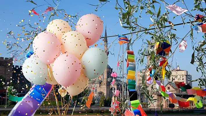 Balonlar havada, bebekler sahnede: Eşsiz vadide festival zamanı!