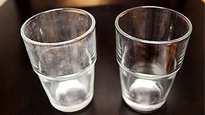 Bardaktaki su lekesi nasıl çıkar? Su lekesi neden olur?