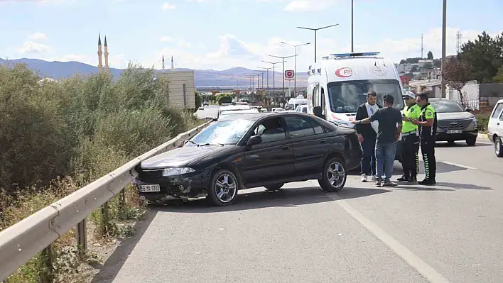 Bariyerlerle tırın arasında sıkıştı: Metrelerce sürüklendi