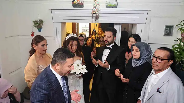 Gelin arabasında başkan var: Rasim Arı'dan yol arkadaşına anlamlı destek