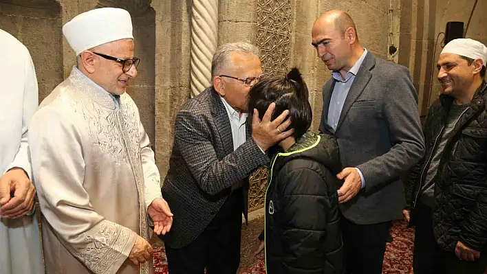 Büyükkılıç, bayram namazı sonrası vatandaşlarla bir araya geldi