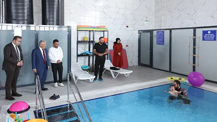 Başkan Büyükkılıç Engelsiz Yaşam Merkezi'ni ziyaret etti