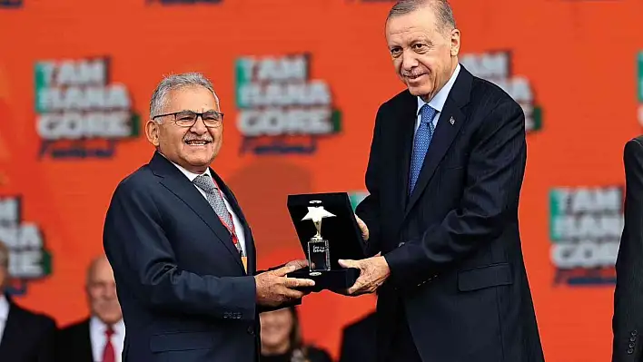 Büyükkılıç, Cumhurbaşkanı Erdoğan'ın elinden ödül aldı