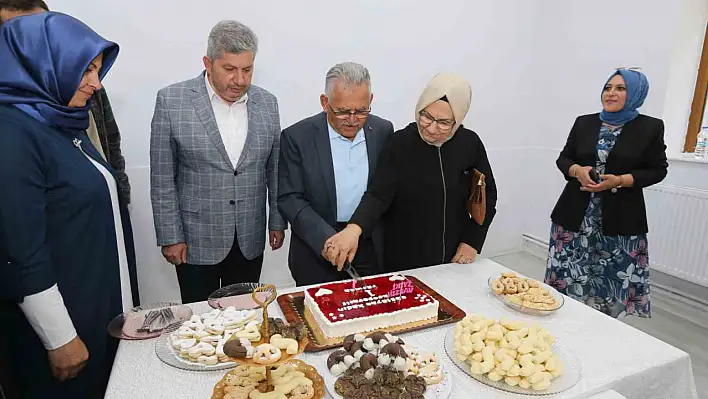 Büyükkılıç, kadınların ürettiği gilaburulu yaş pastayı kesti