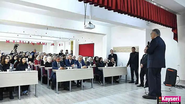 Büyükkılıç, Kariyer Günleri'nde öğrencilerle tecrübelerini paylaştı