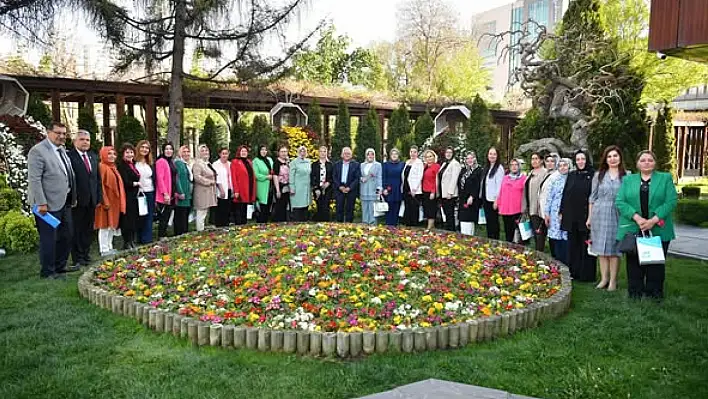 Başkan Büyükkılıç Kayseri'nin kadın muhtarlarını makamında ağırladı...