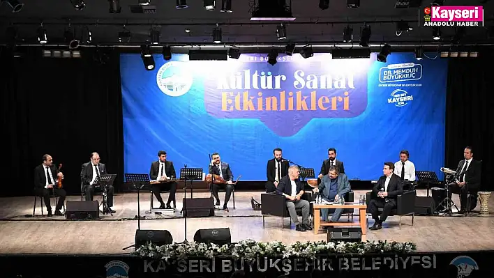 Başkan Büyükkılıç, konser ve şiir dinletisinde şarkı söyledi