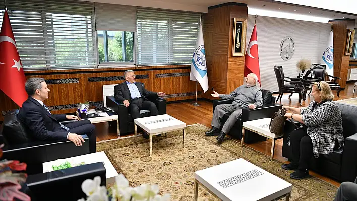 Başkan Büyükkılıç makamında misafirlerini ağırladı