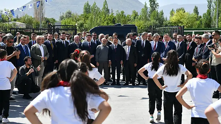 Başkan Büyükkılıç öğrencileri karne günü yalnız bırakmadı!