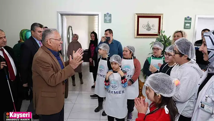 Başkan, özel çocuklarla hamburger yaptı