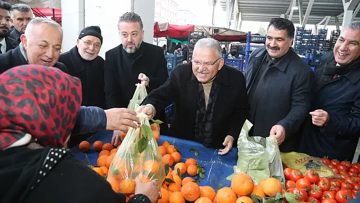 Başkan Büyükkılıç Pazar Tezgahına Geçti