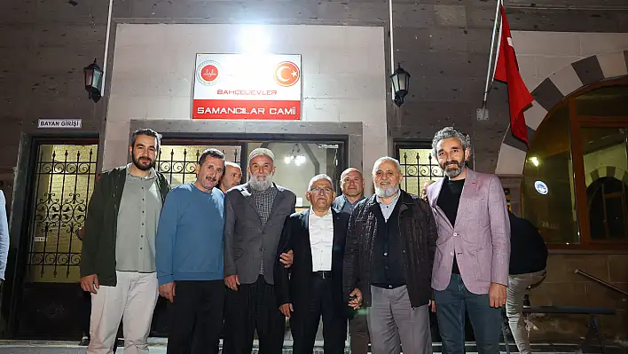 Başkan Büyükkılıç Talas'ta Teravih Namazında Vatandaşlarla Buluştu