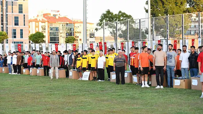 Akar ve Büyükkılıç Spor Malzemesi Dağıtım Töreni'ne katıldı