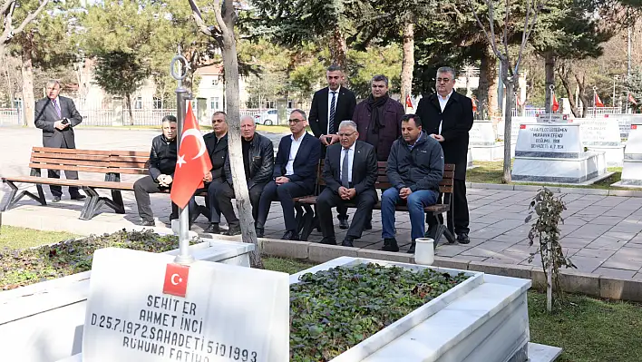 Başkan Büyükkılıç'tan Şehitlik Ziyareti