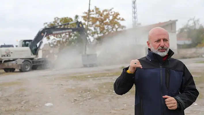 'Gecekondu evleri yıkarak, şehrimize modern ulaşım yolu kazandırıyoruz'