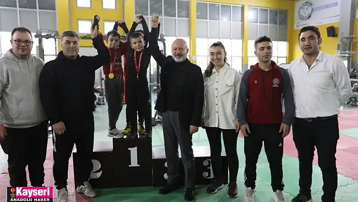 Çolakbayrakdar 'Şampiyon sporcular yetiştiriyoruz'