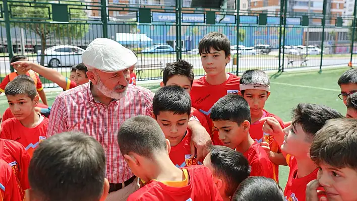Başkan Çolakbayrakdar çocuklarında gönlünü kazandı!
