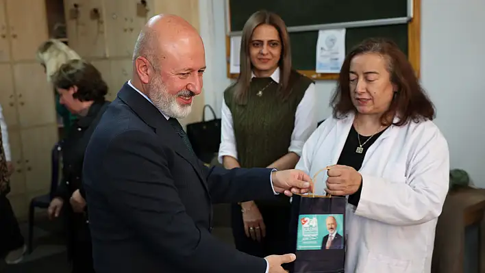 Başkan Çolakbayrakdar'dan öğretmenlere anlamlı hediye