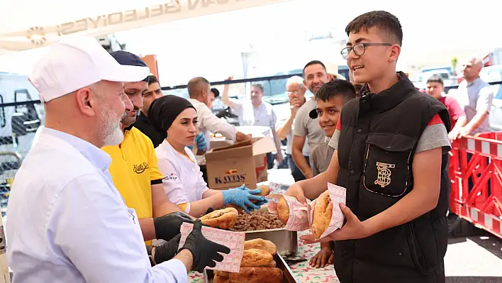 Başkan Çolakbayrakdar, Elleriyle Kavurma İkram Etti!