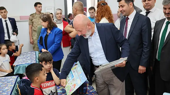 Başkan Çolakbayrakdar,  ilk ders zilinde öğrencilerle buluştu