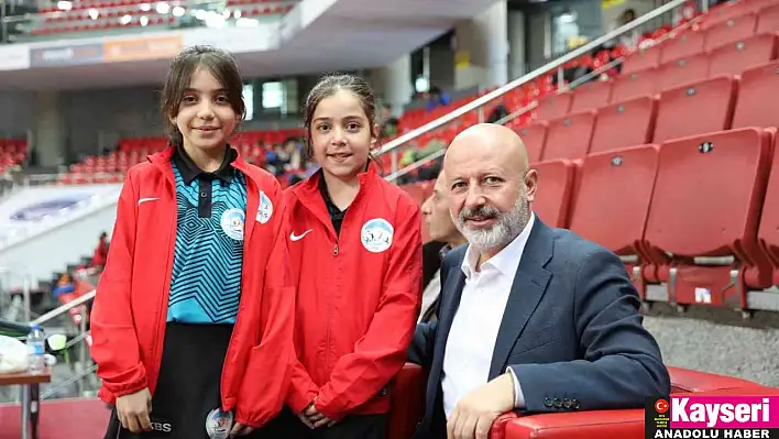 Başkan Çolakbayrakdar, Türkiye'nin dört bir yanından gelen sporcuları ziyaret etti